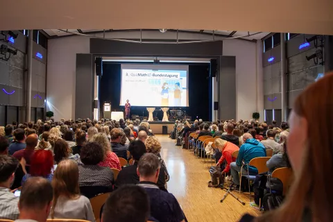 Ein Foto von Teilnehmenden der 3. Bundestagung im Stadtsaal Dillingen